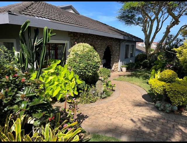 6 BEDROOM HOUSE FOR SALE IN MANABA BEACH